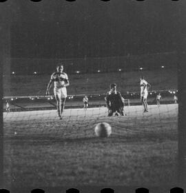 Fotografia "FUTEBOL = Jôgo [Jogo]: BOTAFOGO X OLARIA" ([Local n/d] , 1961) [negativo]. / Fotógrafo(a): Equipe.  -- ITEM-0013.