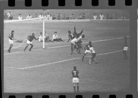 Fotografia "CAPEONATO [CAMPEONATO] CARIOCA DE 1963' (PROFISSIONAIS) (1º Turno) Jogo Famengo [Flamengo] x Campo Grande (5 x 0); Jogo Flamengo e Campo Grande, Reportagem de Esporte" ([Local n/d] , 1963) [negativo]. / Fotógrafo(a): Ribeiro; Demócrito.  -- ITEM-0091.