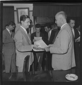 Fotografia "Presidente de clubes com diretores de TV; REUNIÃO DOS CLUBES DE FUTEBOL (DIRETORES) E DIRETORES DE TVS PARA RESOLVEREM O CASO DO CAMPEONATO DE FUTEBOL E TELEVISAMENTO_ HAVELANCE PRESIDIU" ([Local n/d] , 1961) [negativo]. / Fotógrafo(a): Demócrito.  -- ITEM-0010.