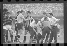 Fotografia "FUTEBOL = 'CAMPEONATO CARIOCA DE PROFISSIONAIS' Jogo Flamengo x Botafogo (3 x 1), America x Portuguesa (2 x 1), Madureira x Bangu (1 x 2), C. Grande x S. Cristovão (1 x 0) e C. Rio x Olaria (1 x 7), Reportagem de Esporte" ([Local n/d] , 1963) [negativo]. / Fotógrafo(a): Equipe.  -- ITEM-0047.