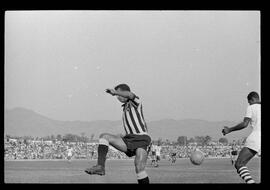 Fotografia "CAMPEONATO CARIOCA DE PROFISSIONAIS DE 1963' (1º TURNO) Jogo Botafogo x Campo Grande (2 x 0)" ([Local n/d] , 1963) [negativo]. / Fotógrafo(a): Demócrito; Ribeiro.  -- ITEM-0036.