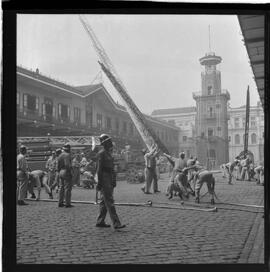 Fotografia "Rep. no Corpo de Bombeiros c/ Méra; 'REPORTAGEM DE UH' 'CORPO DE BOMBEIROS' Reportagem no Corpo de Bombeiros, Reportagem de Méra" ([Local n/d] , 1963) [negativo]. / Fotógrafo(a): Ribeiro.  -- ITEM-0001.