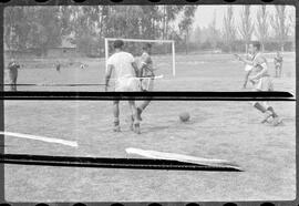 Fotografia "Futebol, treino do Selecionado Brasileiro no Chile" ([Local n/d] , [Data n/d]) [negativo]. / Fotógrafo(a): [Autoria n/d].  -- ITEM-0037.