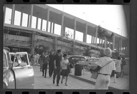 Fotografia "Jogos Campeonato Carioca; 'CAMPEONATO CARIOCA DE 1963' de PROFISSIONAIS (1º Turno) Jogos Vasco x Fluminense (3 x 1) Botafogo x Canto do Rio (3 x 0) America x Madureira (5 x 2) e Olaria x Portuguesa, Reportagem de Esporte" ([Local n/d] , 1963) [negativo]. / Fotógrafo(a): Equipe.  -- ITEM-0154.