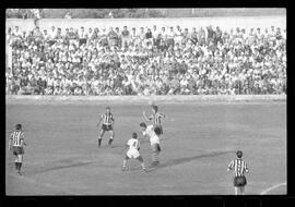 Fotografia "CAMPEONATO CARIOCA DE PROFISSIONAIS DE 1963' (1º TURNO) Jogo Botafogo x Campo Grande (2 x 0)" ([Local n/d] , 1963) [negativo]. / Fotógrafo(a): Demócrito; Ribeiro.  -- ITEM-0014.