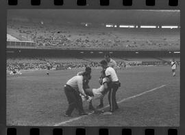 Fotografia "CAMPEONATO CARIOCA DE PROFISSIONAIS DE 1963' (1º Turno) Jogo Vasco da Gama x Olaria (1 x 0) no Maracanã" ([Local n/d] , 1963) [negativo]. / Fotógrafo(a): Demócrito; Ribeiro.  -- ITEM-0017.