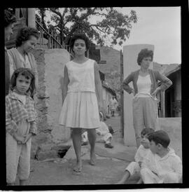 Fotografia "Falta DAgua' Falta Dagua, difeteria [difteria] e Tifo em Quintino Bocaíuva" ([Local n/d] , 1963) [negativo]. / Fotógrafo(a): Ribeiro.  -- ITEM-0004.