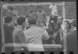 Fotografia "TREINO DO FLAMENGO; 'FLAMENGO FR' Treino do Flamengo com a presença do presidente Fadel Fadel" ([Local n/d] , 1963) [negativo]. / Fotógrafo(a): L. Pinto.  -- ITEM-0012.