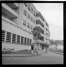 Fotografia "Calamidades em hospitais da [G.P.] rep. para IB Teixeira; 'HOSPITAL PEDRO ERNESTO' Hospital Pedro Ernesto, rep. s/ 'calamidade' (Reportagem com o Deputado Ib Teixeira), Reportagem de Ib Teixeira" ([Local n/d] , 1963) [negativo]. / Fotógrafo(a): Méra.  -- ITEM-0016.