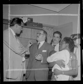 Fotografia "Garrincha - (Senhora) Caso do Desquite de Garrincha em Páu Grande (Reportagem em sua residência com festividades de aniversário de uma de suas Filhas), Reportagem de Oscar Cardoso" ([Local n/d] , 1963) [negativo]. / Fotógrafo(a): Joel.  -- ITEM-0001.