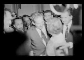 Fotografia "Jango em Recife; Jango Goulart em Recife. sendo recebido pelo Governador Miguel Arraes no Aeroporto do Estado.)" ([Local n/d] , 1963) [negativo]. / Fotógrafo(a): Sucursal.  -- ITEM-0029.