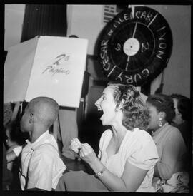 Fotografia "Rádio Nacional (Programa César de Alencar), Reportagem Geral" ([Local n/d] , [Data n/d]) [negativo]. / Fotógrafo(a): Equipe.  -- ITEM-0009.