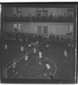 Fotografia "Voleibol - Jogo Tijuca x Fluminense" ([Local n/d] , 1962) [negativo]. / Fotógrafo(a): Democrito.  -- ITEM-0001.