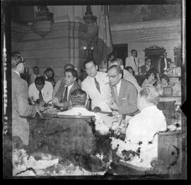 Fotografia "Rep. na Câmara Municipal - Vereadores, [Reportagem?] com J.B. Teixeira" ([Local n/d] , [Data n/d]) [negativo]. / Fotógrafo(a): Odyr.  -- ITEM-0009.