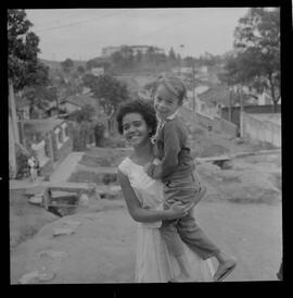 Fotografia "Falta DAgua' Falta Dagua, difeteria [difteria] e Tifo em Quintino Bocaíuva" ([Local n/d] , 1963) [negativo]. / Fotógrafo(a): Ribeiro.  -- ITEM-0003.