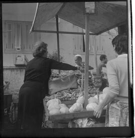 Fotografia "FEIRA LIVRES' Rep. c/ Preços de Gêneros e Sonegação, Reportagem de Areias" ([Local n/d] , 1963) [negativo]. / Fotógrafo(a): Ribeiro.  -- ITEM-0004.