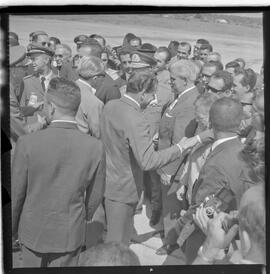 Fotografia "Jango c/ Lomanto Júnior em Bom Jesus da Lapa" ([Local n/d] , 1963) [negativo]. / Fotógrafo(a): Sucursal.  -- ITEM-0006.