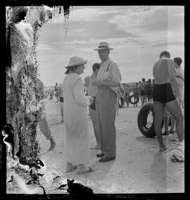 Fotografia "Praia de Ramos (Banhos de mar, banhistas etc), Reportagem Geral" ([Local n/d] , [Data n/d]) [negativo]. / Fotógrafo(a): Jean Manzon.  -- ITEM-0058.