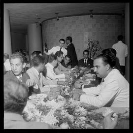 Fotografia "Banquete de 'Última Hora' em homenagem ao Vasco da Gama e Ademar Ferreira da Silva" ([Local n/d] , [Data n/d]) [negativo]. / Fotógrafo(a): Demócrito e Estrela.  -- ITEM-0065.