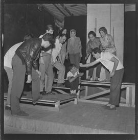Fotografia "TEATRO DO JOVEM; TEATRO DE AGORA - UNE" ([Local n/d] , 1961) [negativo]. / Fotógrafo(a): ALVARO.  -- ITEM-0002.
