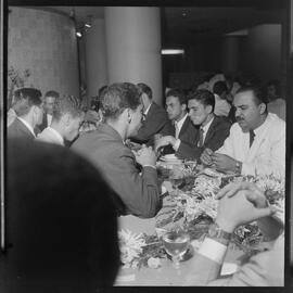 Fotografia "Banquete de 'Última Hora' em homenagem ao Vasco da Gama e Ademar Ferreira da Silva" ([Local n/d] , [Data n/d]) [negativo]. / Fotógrafo(a): Demócrito e Estrela.  -- ITEM-0039.