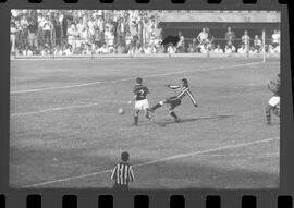 Fotografia "FUTEBOL = 'CAMPEONATO CARIOCA DE PROFISSIONAIS' Jogo Flamengo x Botafogo (3 x 1), America x Portuguesa (2 x 1), Madureira x Bangu (1 x 2), C. Grande x S. Cristovão (1 x 0) e C. Rio x Olaria (1 x 7), Reportagem de Esporte" ([Local n/d] , 1963) [negativo]. / Fotógrafo(a): Equipe.  -- ITEM-0134.