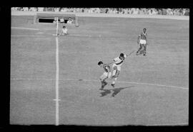 Fotografia "Jogos Campeonato Carioca; 'CAMPEONATO CARIOCA DE 1963' de PROFISSIONAIS (1º Turno) Jogos Vasco x Fluminense (3 x 1) Botafogo x Canto do Rio (3 x 0) America x Madureira (5 x 2) e Olaria x Portuguesa, Reportagem de Esporte" ([Local n/d] , 1963) [negativo]. / Fotógrafo(a): Equipe.  -- ITEM-0133.