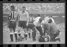 Fotografia "FUTEBOL = 'CAMPEONATO CARIOCA DE PROFISSIONAIS' Jogo Flamengo x Botafogo (3 x 1), America x Portuguesa (2 x 1), Madureira x Bangu (1 x 2), C. Grande x S. Cristovão (1 x 0) e C. Rio x Olaria (1 x 7), Reportagem de Esporte" ([Local n/d] , 1963) [negativo]. / Fotógrafo(a): Equipe.  -- ITEM-0049.