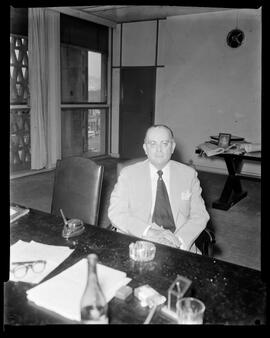 Fotografia "Gabinete do Sr. Samuel" ([Local n/d] , [Data n/d]) [negativo]. / Fotógrafo(a): Almeida.  -- ITEM-0001.