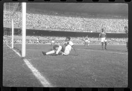 Fotografia "Jogos Campeonato Carioca; 'CAMPEONATO CARIOCA DE 1963' de PROFISSIONAIS (1º Turno) Jogos Vasco x Fluminense (3 x 1) Botafogo x Canto do Rio (3 x 0) America x Madureira (5 x 2) e Olaria x Portuguesa, Reportagem de Esporte" ([Local n/d] , 1963) [negativo]. / Fotógrafo(a): Equipe.  -- ITEM-0139.