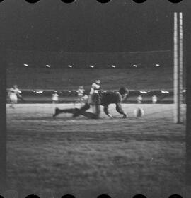 Fotografia "FUTEBOL = Jôgo [Jogo]: BOTAFOGO X OLARIA" ([Local n/d] , 1961) [negativo]. / Fotógrafo(a): Equipe.  -- ITEM-0006.