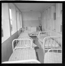 Fotografia "Calamidades em hospitais da [G.P.] rep. para IB Teixeira; 'HOSPITAL PEDRO ERNESTO' Hospital Pedro Ernesto, rep. s/ 'calamidade' (Reportagem com o Deputado Ib Teixeira), Reportagem de Ib Teixeira" ([Local n/d] , 1963) [negativo]. / Fotógrafo(a): Méra.  -- ITEM-0032.