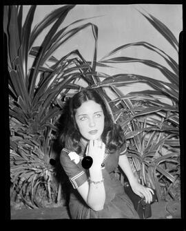 Fotografia "Renata Baumgartner, candidata ao concurso ('Rainha do Verão' 1952), Reportagem Geral" ([Local n/d] , 1952) [negativo]. / Fotógrafo(a): Equipe.  -- ITEM-0008.