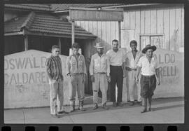 Fotografia "Rep. pelo SUL DO BRASIL (ESPECIAL); 'REPORTAGEM ESPECIAL DE 'UH' 'CONTRABANDO DE ARMAS, Em S. PAULO, SANTA CATARINA, RIO GRANDE DO SUL ETC...' Reportagem feita pela equipe de 'UH'), Reportagem de Amado Ribeiro" ([Local n/d] , 1963) [negativo]. / Fotógrafo(a): Paulo Reis.  -- ITEM-0038.