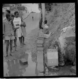 Fotografia "Falta DAgua' Falta Dagua, difeteria [difteria] e Tifo em Quintino Bocaíuva" ([Local n/d] , 1963) [negativo]. / Fotógrafo(a): Ribeiro.  -- ITEM-0006.