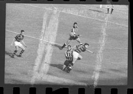 Fotografia "FUTEBOL = 'CAMPEONATO CARIOCA DE PROFISSIONAIS' Jogo Flamengo x Botafogo (3 x 1), America x Portuguesa (2 x 1), Madureira x Bangu (1 x 2), C. Grande x S. Cristovão (1 x 0) e C. Rio x Olaria (1 x 7), Reportagem de Esporte" ([Local n/d] , 1963) [negativo]. / Fotógrafo(a): Equipe.  -- ITEM-0249.