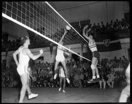 Fotografia "Voleibol - Masculino e Feminino de Volei Internacional no Flu" ([Local n/d] , [Data n/d]) [negativo]. / Fotógrafo(a): Ângelo.  -- ITEM-0001.