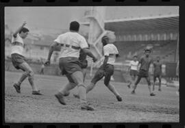 Fotografia "TREINO DO FLAMENGO; 'FLAMENGO FR' Treino do Flamengo com a presença do presidente Fadel Fadel" ([Local n/d] , 1963) [negativo]. / Fotógrafo(a): L. Pinto.  -- ITEM-0007.