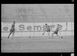 Fotografia "FUTEBOL = FLAMENGO F.C.' treino do Flamengo no Campo do Vasco da Gama" ([Local n/d] , 1963) [negativo]. / Fotógrafo(a): Demócrito Bezerra.  -- ITEM-0005.