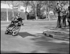 Fotografia "Motociclismo - Rio de Janeiro (em geral), Esportes" ([Local n/d] , [Data n/d]) [negativo]. / Fotógrafo(a): Equipe.  -- ITEM-0001.