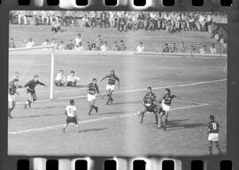 Fotografia "CAPEONATO [CAMPEONATO] CARIOCA DE 1963' (PROFISSIONAIS) (1º Turno) Jogo Famengo [Flamengo] x Campo Grande (5 x 0); Jogo Flamengo e Campo Grande, Reportagem de Esporte" ([Local n/d] , 1963) [negativo]. / Fotógrafo(a): Ribeiro; Demócrito.  -- ITEM-0044.