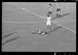 Fotografia "CAMPEONATO CARIOCA DE PROFISSIONAIS DE 1963' (1º TURNO) Jogo Botafogo x Campo Grande (2 x 0)" ([Local n/d] , 1963) [negativo]. / Fotógrafo(a): Demócrito; Ribeiro.  -- ITEM-0050.