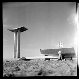 Fotografia "Visita do Ministro da Guerra ao Monumento dos Pracinhas" ([Local n/d] , [Data n/d]) [negativo]. / Fotógrafo(a): Ferreira.  -- ITEM-0003.
