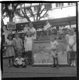 Fotografia "PENITEMCIARIA [PENITENCIÁRIA] CENTRAL' 'DIA DO PAPAI' Dia do Papai no PRESÍDIO (Festividades pelo 'Dia do Papai' na Penitenciária Central', Reportagem de Nelson Silva" ([Local n/d] , 1963) [negativo]. / Fotógrafo(a): Ferreira.  -- ITEM-0006.