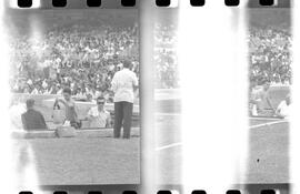 Fotografia "Jogos Campeonato Carioca; 'CAMPEONATO CARIOCA DE 1963' de PROFISSIONAIS (1º Turno) Jogos Vasco x Fluminense (3 x 1) Botafogo x Canto do Rio (3 x 0) America x Madureira (5 x 2) e Olaria x Portuguesa, Reportagem de Esporte" ([Local n/d] , 1963) [negativo]. / Fotógrafo(a): Equipe.  -- ITEM-0246.