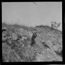 Fotografia "Manobras em Ribeirão das Lages (Paraquedistas: Sobrevivência na Selva operação); 'PARAQUEDISTAS' PARAQUEDISTAS em manobra em Ribeirão das Lages" ([Local n/d] , 1963) [negativo]. / Fotógrafo(a): Méra; Caban.  -- ITEM-0065.