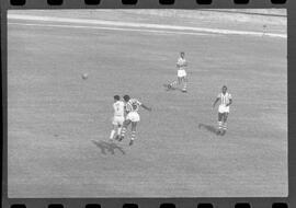 Fotografia "CAMPEONATO CARIOCA DE PROFISSIONAIS DE 1963' (1º Turno) Jogo Bangú x S. Cristovão (3 x 0)" ([Local n/d] , 1963) [negativo]. / Fotógrafo(a): Rodolfo.  -- ITEM-0001.