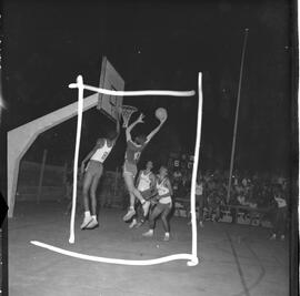 Fotografia "CAMP. BRAS. BASQUETE; 'BASQUETE = CAMPEONATO BRASILEIRO RALIZADO [REALIZADO] EM BRASÍLIA. BRASÍLIA - Campeonato Brasileiro de Basquete (Fases de jogos)" ([Local n/d] , 1963) [negativo]. / Fotógrafo(a): Neville.  -- ITEM-0003.