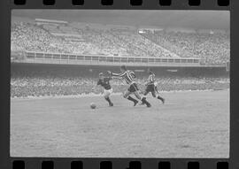 Fotografia "FUTEBOL = 'CAMPEONATO CARIOCA DE PROFISSIONAIS' Jogo Flamengo x Botafogo (3 x 1), America x Portuguesa (2 x 1), Madureira x Bangu (1 x 2), C. Grande x S. Cristovão (1 x 0) e C. Rio x Olaria (1 x 7), Reportagem de Esporte" ([Local n/d] , 1963) [negativo]. / Fotógrafo(a): Equipe.  -- ITEM-0155.