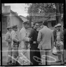 Fotografia "Rebelião dos Lavradores que ocupam Terras em Capivari' Padre Anibal, depondo no Forum de Caxias - caso de Capivari, Reportagem de Broxado" ([Local n/d] , 1963) [negativo]. / Fotógrafo(a): Ferreira.  -- ITEM-0005.